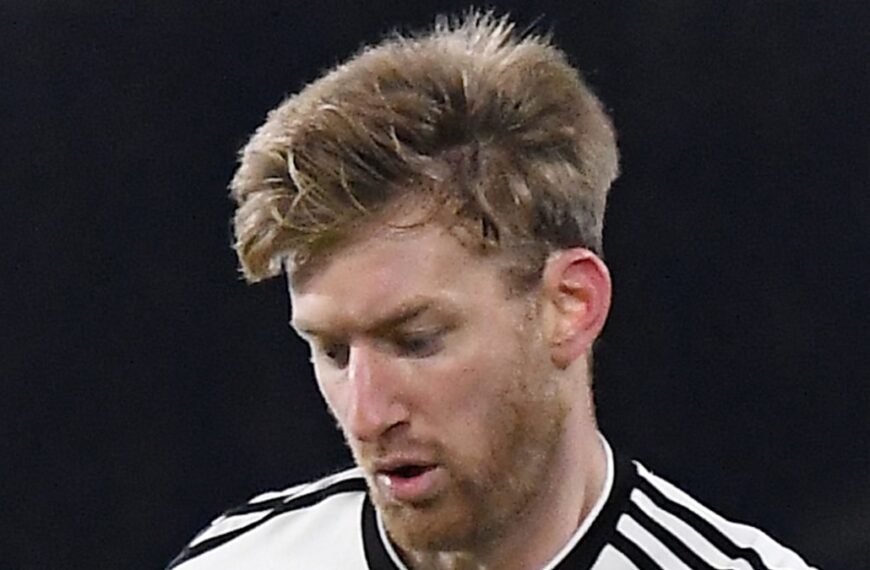 Tim Ream playing football