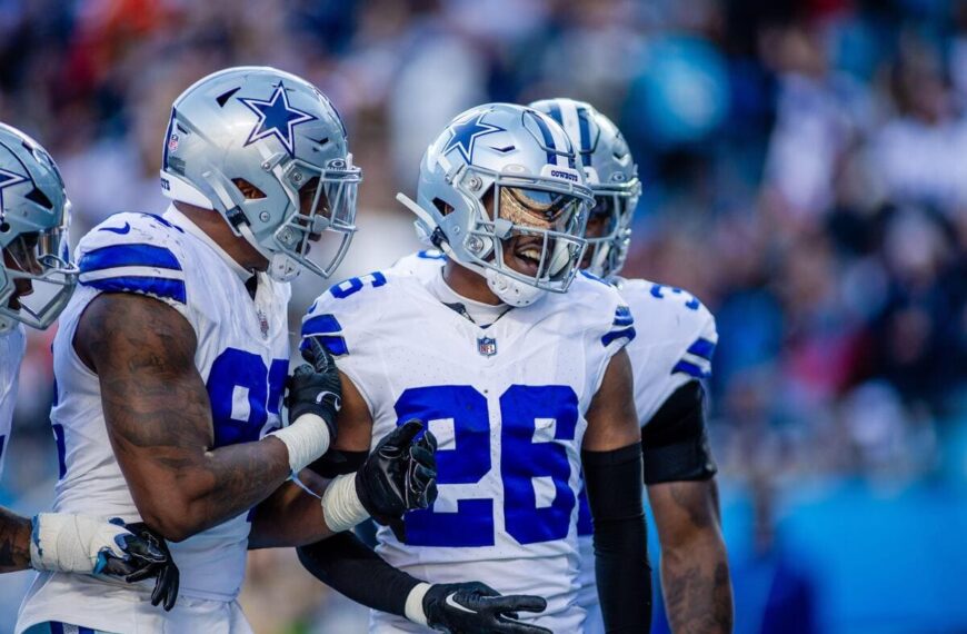 Dallas Cowboys cornerback Da'Ron Bland celebrates an interception with teammates.