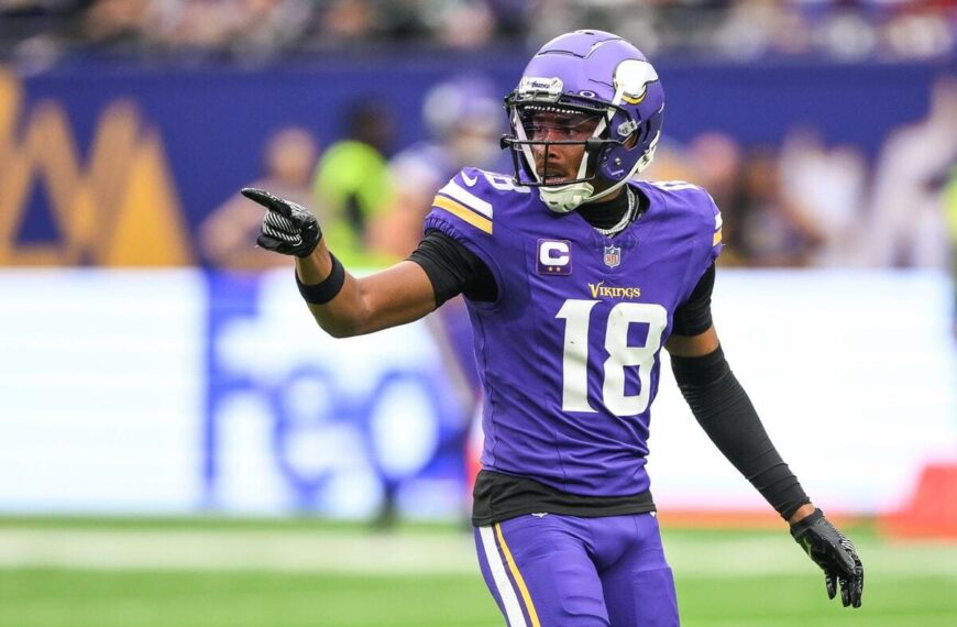 Minnesota Vikings wide receiver Justin Jefferson pointing to something.