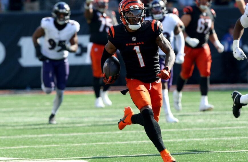 Cincinnati Bengals wide receiver Ja'Marr Chase running with a football.