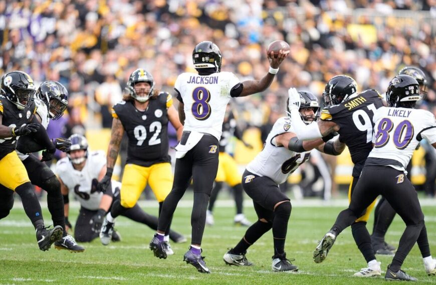 Baltimore Ravens quarterback Lamar Jackson throws a pass against the Pittsburgh Steelers