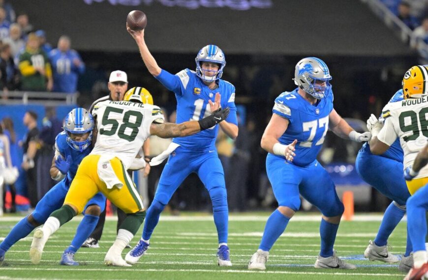 Detroit Lions quarterback Jared Goff throwing a football against the Green Bay Packers