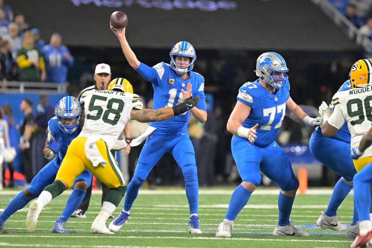 Detroit Lions quarterback Jared Goff throwing a football against the Green Bay Packers