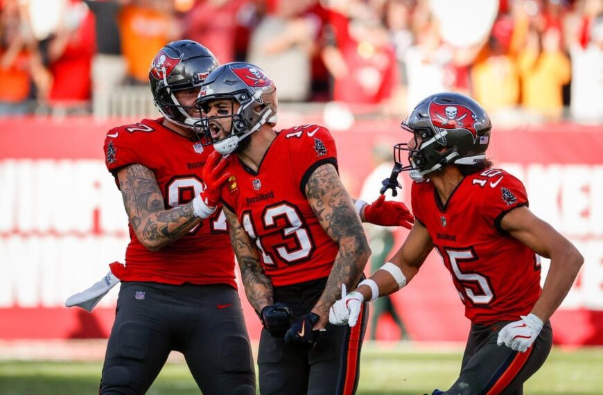 Tampa Bay Buccaneers wide receiver Mike Evans celebrates with teammates.