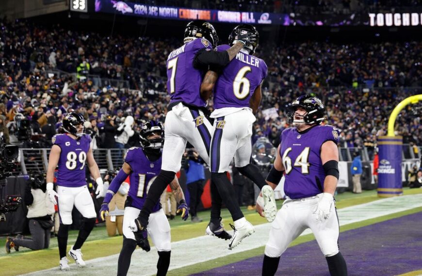 Baltimore Ravens wide receiver Rashod Bateman celebrates a touchdown with teammates.