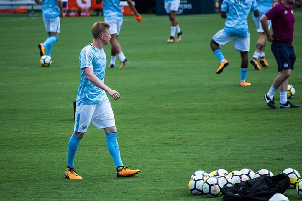 Kevin de Bruyne warming up with Man City