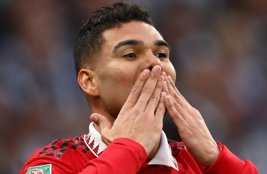 Casemiro playing football for Man United