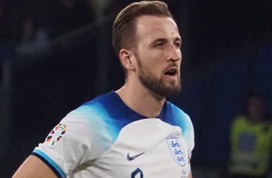 Harry Kane playing football for England