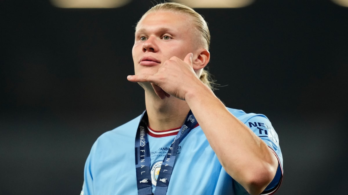 Erling Haaland playing football for Man City