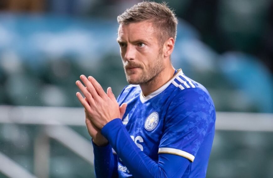 Jamie Vardy playing football for Leicester City