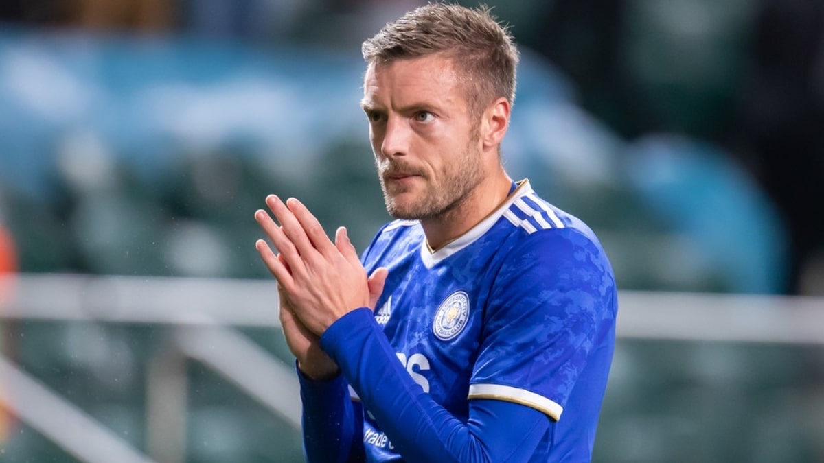 Jamie Vardy playing football for Leicester City