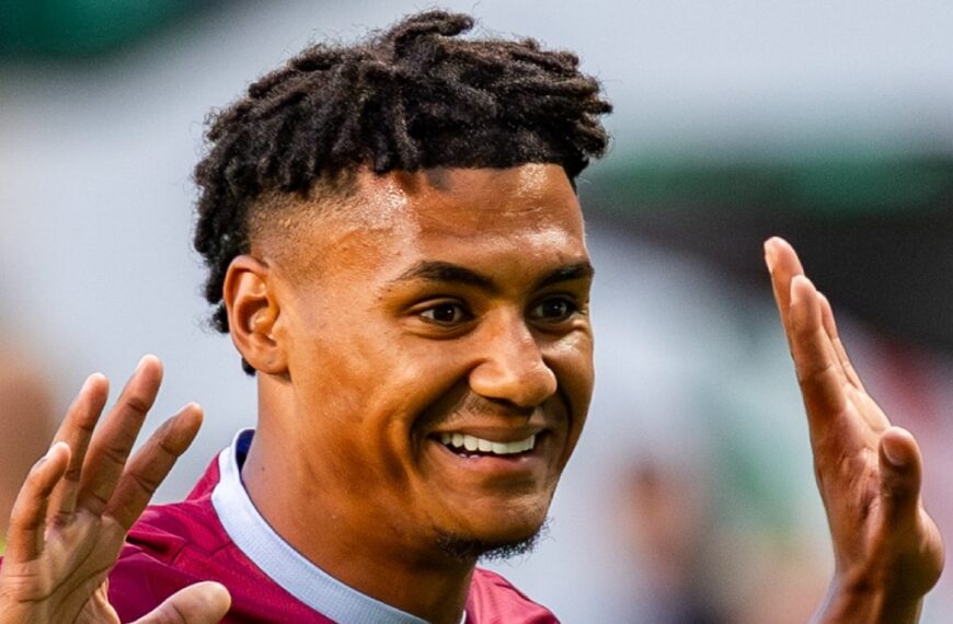 Ollie Watkins playing football for Aston Villa