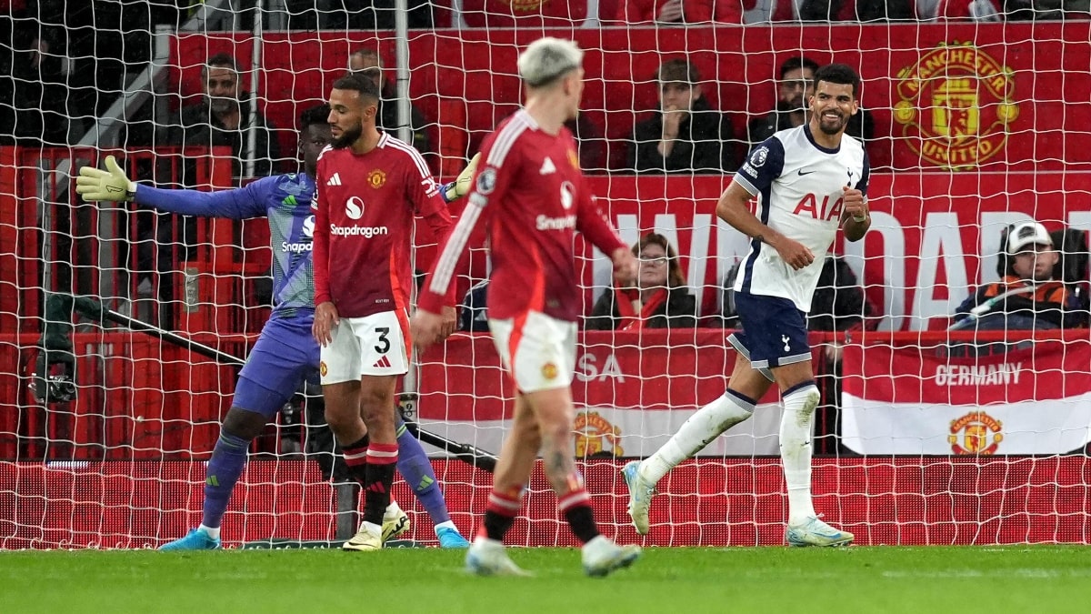 Fernandes sees red as Spurs run riot