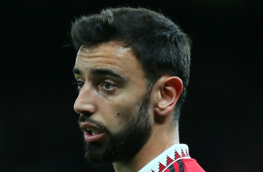 Bruno Fernandes playing football for Manchester United