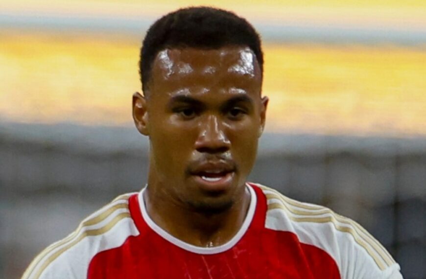 Gabriel Magalhaes playing football for Arsenal