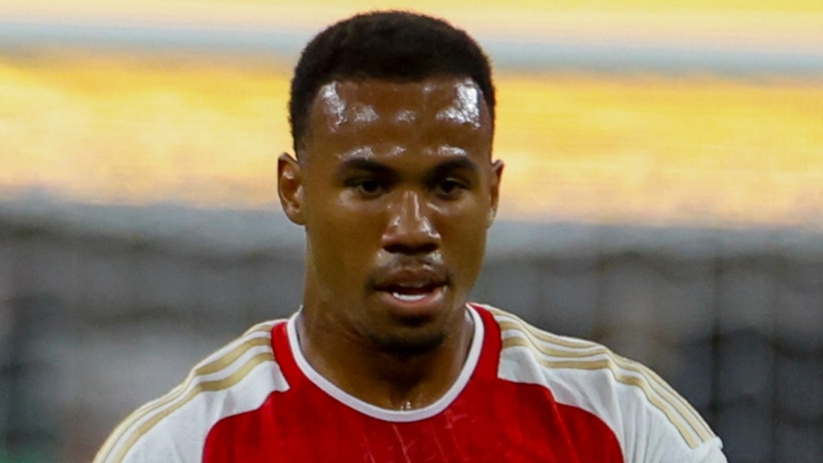 Gabriel Magalhaes playing football for Arsenal