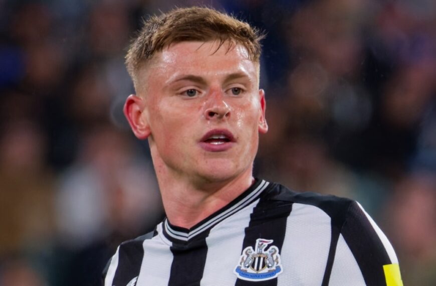 Harvey Barnes playing football for Newcastle