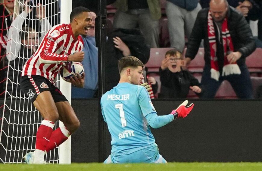 Meslier blunder costs Leeds at Sunderland