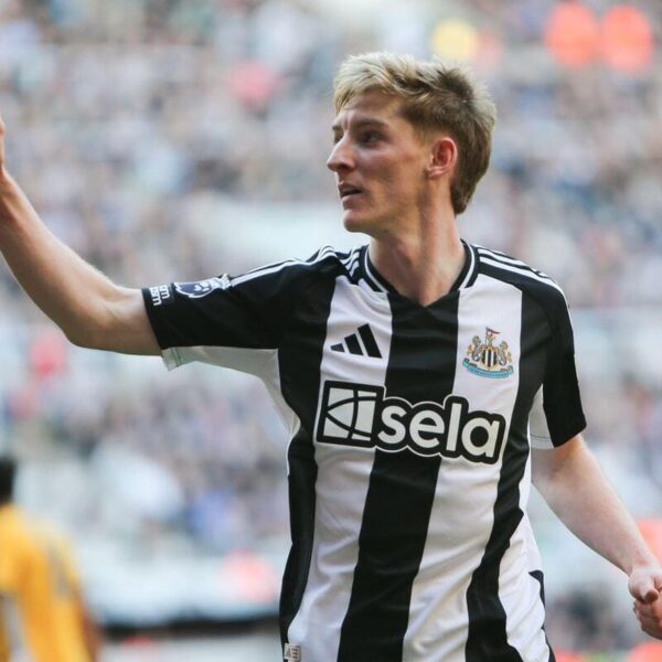 Newcastle United: Gordon signs new deal on Tyneside