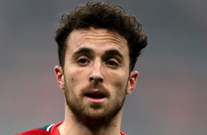 Diogo Jota playing football for Liverpool