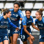 Paris FC women playing football