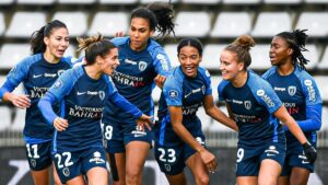 Paris FC women playing football