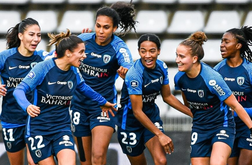 Paris FC women playing football