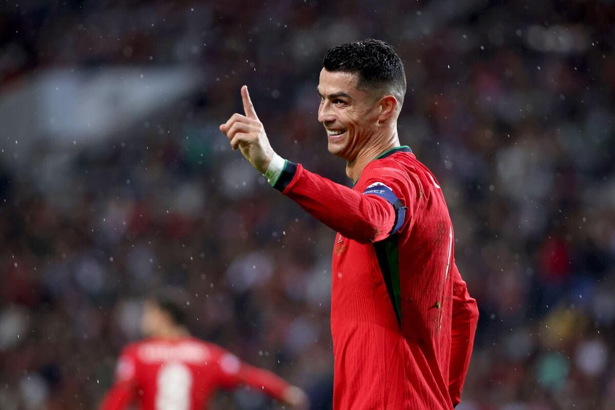 Cristiano Ronaldo scores overhead kick as Portugal thrash Poland