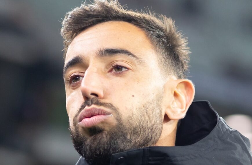 Bruno Fernandes playing football for Manchester United