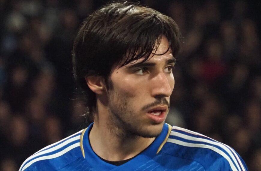 Sandro Tonali playing football for Italy