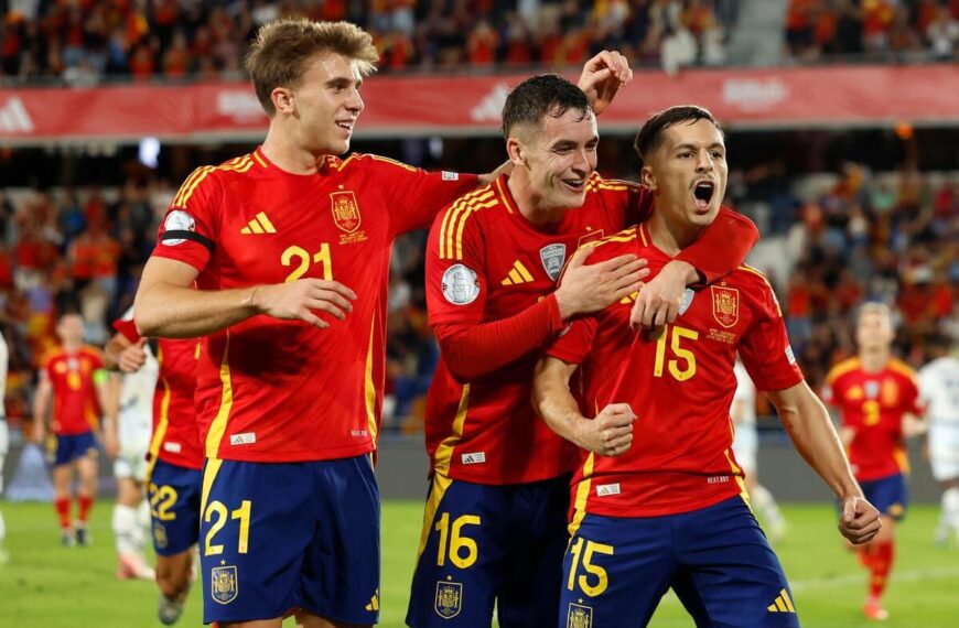 Spain celebrate a goal in the Nations League