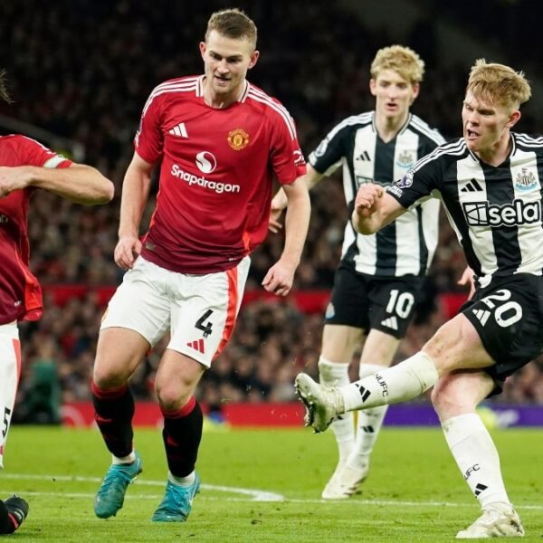 Manchester United 0-2 Newcastle: Magpies cruise past blunt Devils