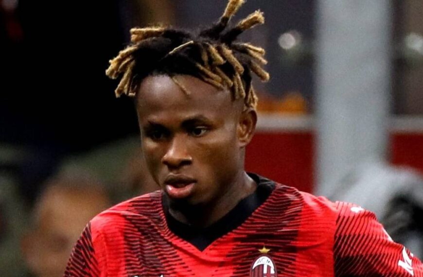 Samuel Chukwueze playing football for AC Milan