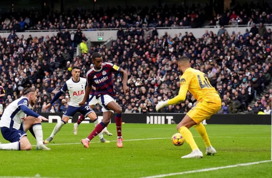 Tottenham 1-2 Newcastle: Magpies make it five straight league wins as Spurs misery continues