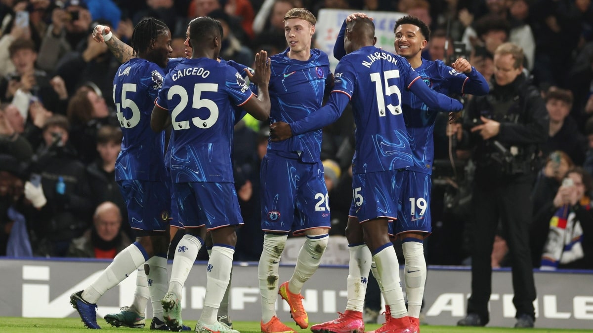 Line-ups confirmed as Chelsea look to go fourth