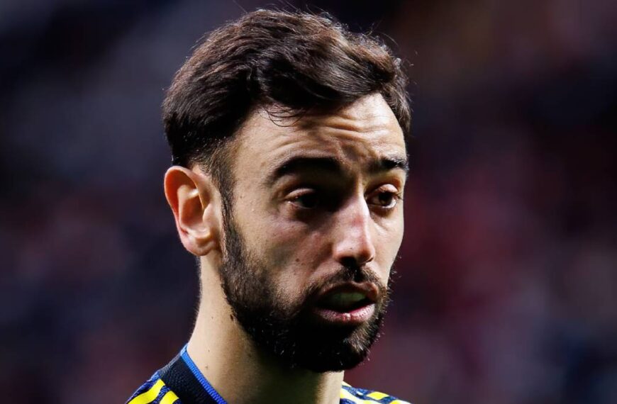 Bruno Fernandes playing football for Manchester United