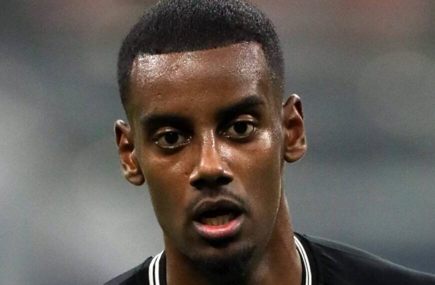 Alexander Isak playing for Newcastle United Football Club