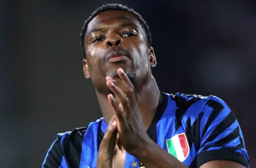 Denzel Dumfries playing football for Inter Milan