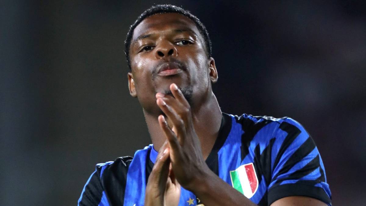 Denzel Dumfries playing football for Inter Milan